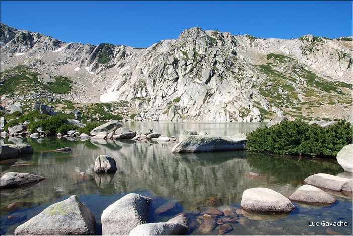 Lac Bastani à la fin du Printemps, 2089 m.d'altitude (2)