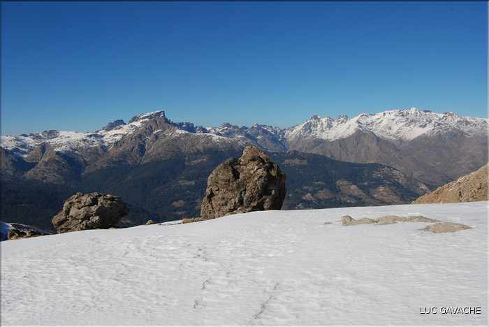 Juste avant d'arriver au lac de Ninu, très jolie vue sur le massif du Cintu et la Paglia Orba (1)