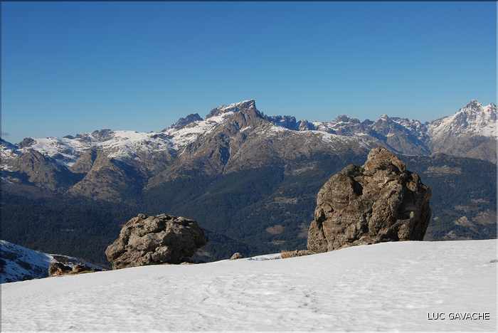 Juste avant d'arriver au lac de Ninu, très jolie vue sur le massif du Cintu et la Paglia Orba (2)
