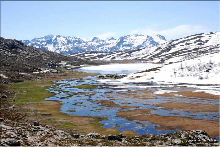 Lac de Ninu à la fin du printemps, 1743 m.d'altitude (1)