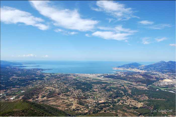 l'Aragnascu offre une Vue superbe sur le Golfe d'Ajaccio. La ville est à droite et la piste de l'aeroport au centre.