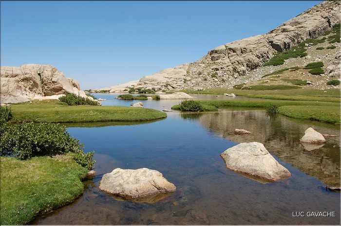Lac de l'Oriente au  début de l'été, 2061 m. d'altitude (19)