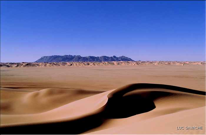 L'Adrar Chiriet, avec en premier plan les dunes du Ténéré (1)