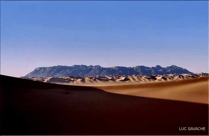 L'Adrar Chiriet, avec en premier plan les dunes du Ténéré (3)