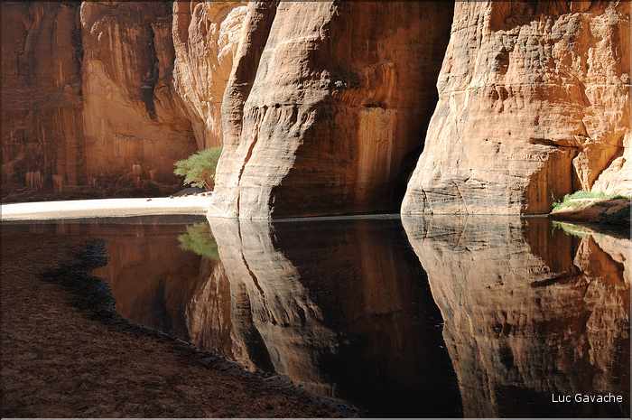 La guelta est entourée de falaises d'une centaine de mètres de haut. (11)