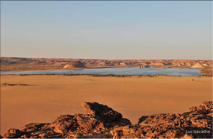 Le lac d'Ounianga Sérir, qui est envahit par les sables, est composé de plusieurs lacs, ici le lac Elimé. (1)