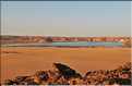 Le lac d'Ounianga Sérir, qui est envahit par les sables, est composé de plusieurs lacs, ici le lac Elimé. (1)