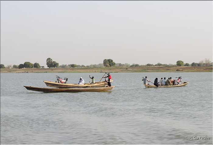 A N'Djamena le Chari marque la frontière avec le Cameroun. (1)