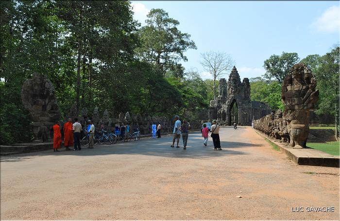 On accède au complexe d'Angkor Thom, qui date du XII ème siècle, par Cinq portes monumentales. (1)