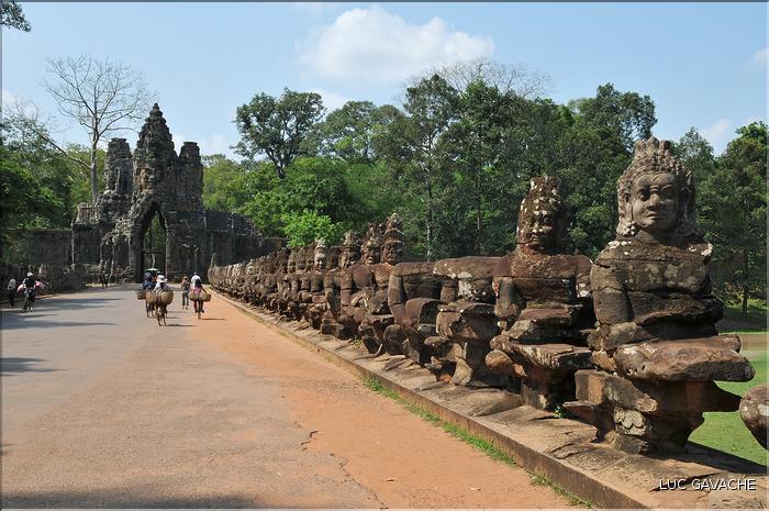 On accède au complexe d'Angkor Thom, qui date du XII ème siècle, par Cinq portes monumentales. (2)