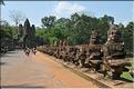 On accède au complexe d'Angkor Thom, qui date du XII ème siècle, par Cinq portes monumentales. (2)