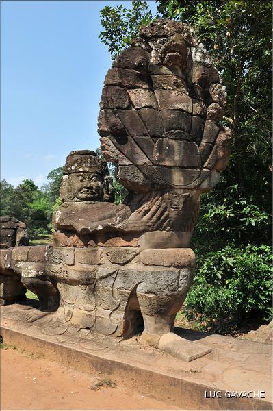 On accède au complexe d'Angkor Thom, qui date du XII ème siècle, par Cinq portes monumentales. (3)