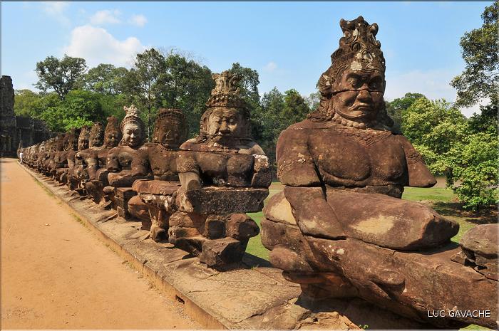 On accède au complexe d'Angkor Thom, qui date du XII ème siècle, par Cinq portes monumentales. (6)