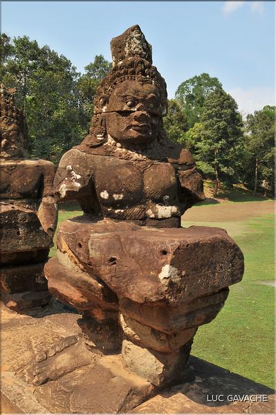 On accède au complexe d'Angkor Thom, qui date du XII ème siècle, par Cinq portes monumentales. (7)