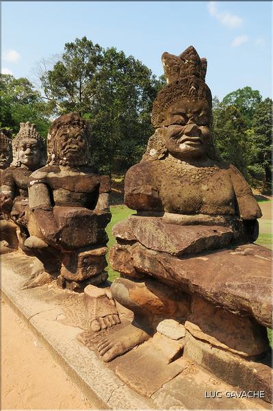 On accède au complexe d'Angkor Thom, qui date du XII ème siècle, par Cinq portes monumentales. (8)