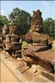 On accède au complexe d'Angkor Thom, qui date du XII ème siècle, par Cinq portes monumentales. (8)