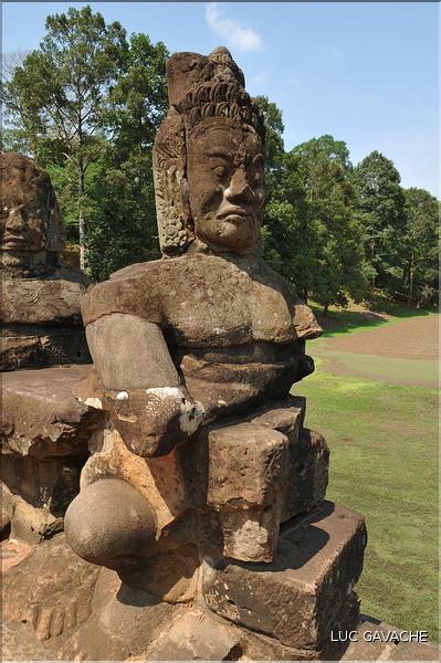 On accède au complexe d'Angkor Thom, qui date du XII ème siècle, par Cinq portes monumentales. (9)
