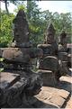 On accède au complexe d'Angkor Thom, qui date du XII ème siècle, par Cinq portes monumentales. (10)