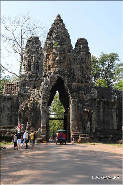 On accède au complexe d'Angkor Thom, qui date du XII ème siècle, par Cinq portes monumentales. (11)