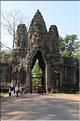 On accède au complexe d'Angkor Thom, qui date du XII ème siècle, par Cinq portes monumentales. (11)