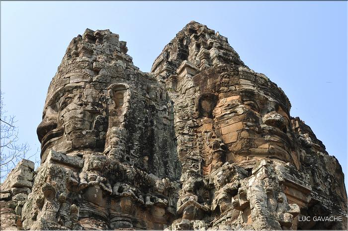 On accède au complexe d'Angkor Thom, qui date du XII ème siècle, par Cinq portes monumentales. (13)
