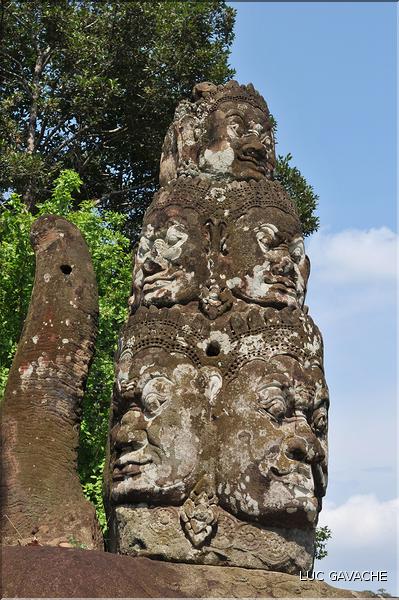 On accède au complexe d'Angkor Thom, qui date du XII ème siècle, par Cinq portes monumentales. (14)