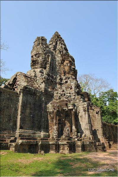 On accède au complexe d'Angkor Thom, qui date du XII ème siècle, par Cinq portes monumentales. (16)
