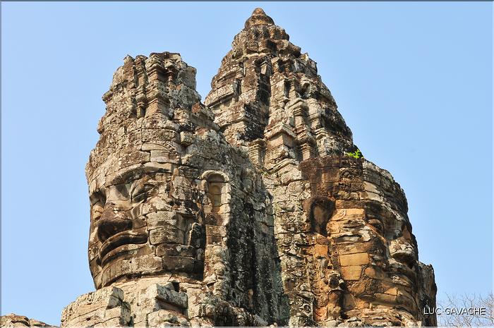On accède au complexe d'Angkor Thom, qui date du XII ème siècle, par Cinq portes monumentales. (17)