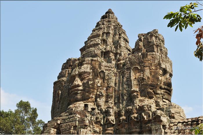 On accède au complexe d'Angkor Thom, qui date du XII ème siècle, par Cinq portes monumentales. (19)