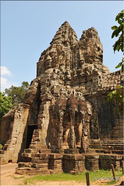 On accède au complexe d'Angkor Thom, qui date du XII ème siècle, par Cinq portes monumentales. (21)