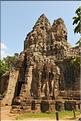 On accède au complexe d'Angkor Thom, qui date du XII ème siècle, par Cinq portes monumentales. (21)