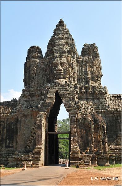 On accède au complexe d'Angkor Thom, qui date du XII ème siècle, par Cinq portes monumentales. (22)