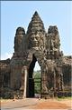 On accède au complexe d'Angkor Thom, qui date du XII ème siècle, par Cinq portes monumentales. (22)