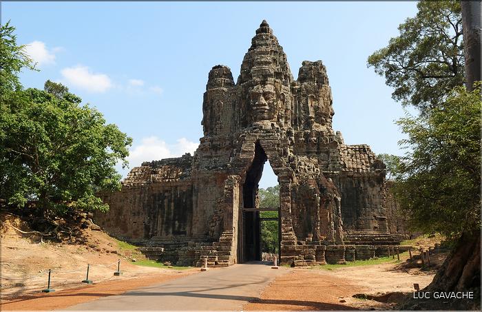 On accède au complexe d'Angkor Thom, qui date du XII ème siècle, par Cinq portes monumentales. (23)