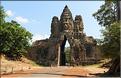 On accède au complexe d'Angkor Thom, qui date du XII ème siècle, par Cinq portes monumentales. (23)