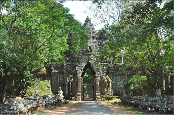 On accède au complexe d'Angkor Thom, qui date du XII ème siècle, par Cinq portes monumentales. (24)
