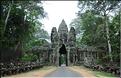 On accède au complexe d'Angkor Thom, qui date du XII ème siècle, par Cinq portes monumentales. (25)