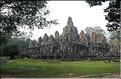 Le temple de Bayon, qui date de la fin du XII ème siècle, est composé de 54 tours ornées de têtes de Bouddha ressemblant à Jayavarman VII. (1)