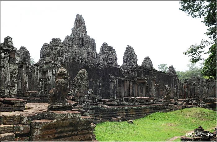 Le temple de Bayon, qui date de la fin du XII ème siècle, est composé de 54 tours ornées de têtes de Bouddha ressemblant à Jayavarman VII. (2)