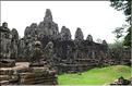 Le temple de Bayon, qui date de la fin du XII ème siècle, est composé de 54 tours ornées de têtes de Bouddha ressemblant à Jayavarman VII. (2)