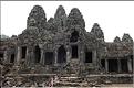 Le temple de Bayon, qui date de la fin du XII ème siècle, est composé de 54 tours ornées de têtes de Bouddha ressemblant à Jayavarman VII. (4)
