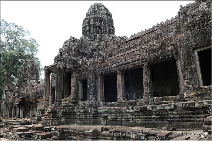 Le temple de Bayon, qui date de la fin du XII ème siècle, est composé de 54 tours ornées de têtes de Bouddha ressemblant à Jayavarman VII. (5)