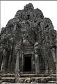 Le temple de Bayon, qui date de la fin du XII ème siècle, est composé de 54 tours ornées de têtes de Bouddha ressemblant à Jayavarman VII. (6)