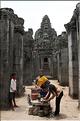 Le temple de Bayon, qui date de la fin du XII ème siècle, est composé de 54 tours ornées de têtes de Bouddha ressemblant à Jayavarman VII. (9)