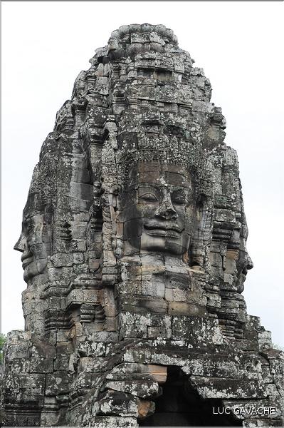 Le temple de Bayon, qui date de la fin du XII ème siècle, est composé de 54 tours ornées de têtes de Bouddha ressemblant à Jayavarman VII. (16)