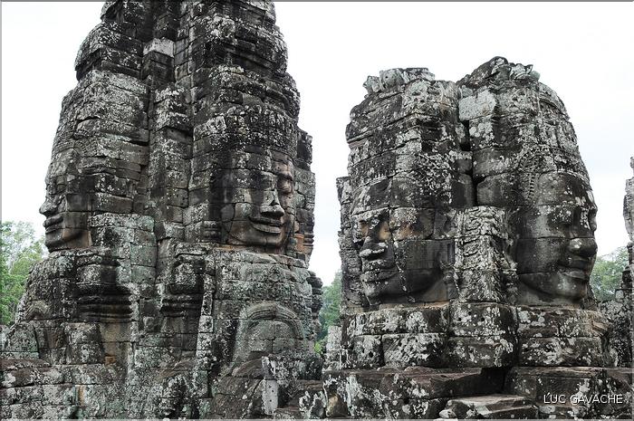Le temple de Bayon, qui date de la fin du XII ème siècle, est composé de 54 tours ornées de têtes de Bouddha ressemblant à Jayavarman VII. (17)