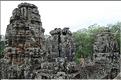 Le temple de Bayon, qui date de la fin du XII ème siècle, est composé de 54 tours ornées de têtes de Bouddha ressemblant à Jayavarman VII. (18)