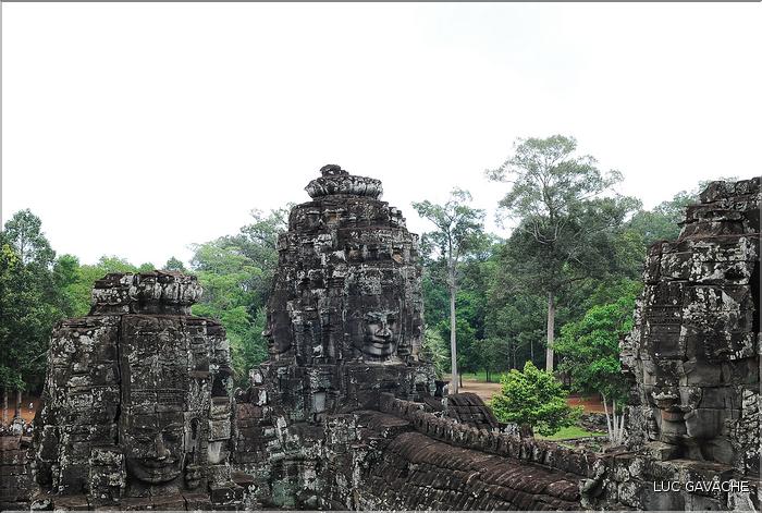Le temple de Bayon, qui date de la fin du XII ème siècle, est composé de 54 tours ornées de têtes de Bouddha ressemblant à Jayavarman VII. (19)
