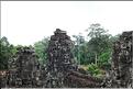 Le temple de Bayon, qui date de la fin du XII ème siècle, est composé de 54 tours ornées de têtes de Bouddha ressemblant à Jayavarman VII. (19)