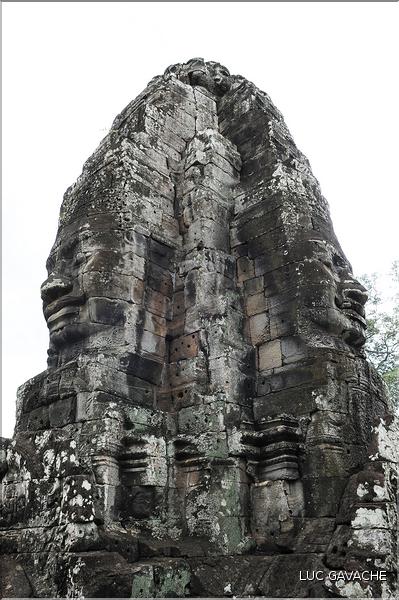 Le temple de Bayon, qui date de la fin du XII ème siècle, est composé de 54 tours ornées de têtes de Bouddha ressemblant à Jayavarman VII. (20)
